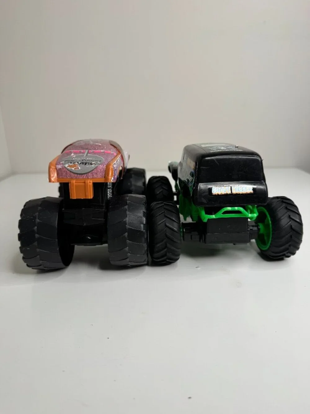 Monster Jam Monster Truck Toys Monster Mutt Grave Digger 1:24 Scale Plastic. The